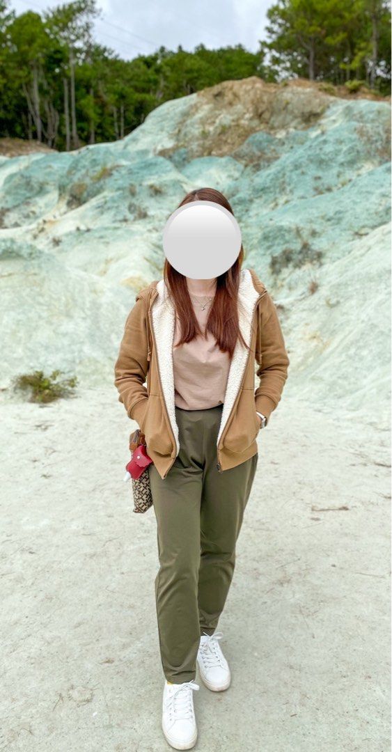 Preloved Uniqlo Brown Fluffy Hoodie fits to S Women s Fashion Coats Jackets and Outerwear on Carousell