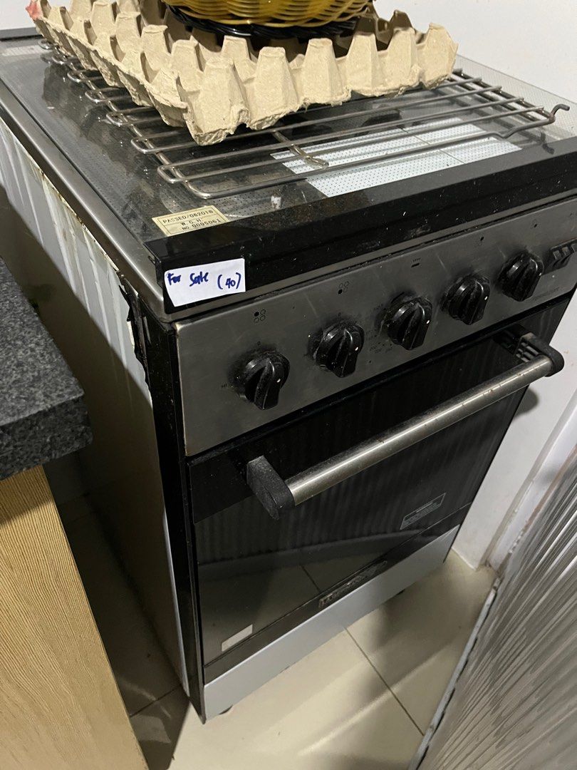 Range and range hood (Category: Cookware & Accessories) located in General Mariano Alvarez. Submitted by vashalicious (Listing ID 1299064300, Image 2). Description: Bundle Price Reason Declutter.