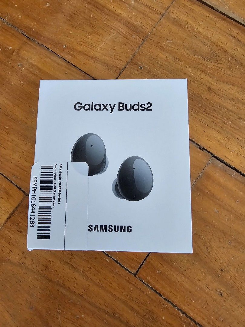 Samsung galaxy earbuds (Category: Earphones) located in Paranaque City. Submitted by skyelinemanila (Listing ID 1299016451, Image 1). Description: Samsung earbuds 2 brand new sealed! original price: 6990 PHP sf shouldered by buyer or pick up at my place.