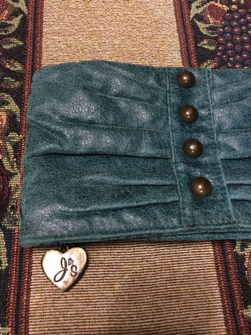 Zippered Ladies wallet (Category: Wallets & Card holders) located in Paranaque City. Submitted by jd555 (Listing ID 1299069283, Image 3). Description: Zippered Ladies Wallet New- Never used Bought in Hongkong Material: Faux Leather Color: Blue green Sold as is No inclusion Payment: Gcash Payment first before delivery Delivery: Lalamove at buyer’s expense J&T Express for provincial shipping All sales final No return no exchange .