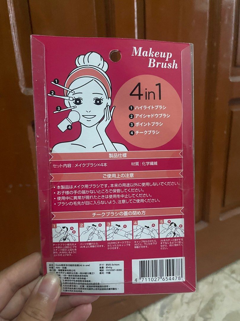4 in 1 compact make-up brushes (Category: Makeup) located in Quezon City. Submitted by deannaaaaaacabs (Listing ID 1296331310, Image 2). Description: naka-stock lang. i would rather have someone use this instead.