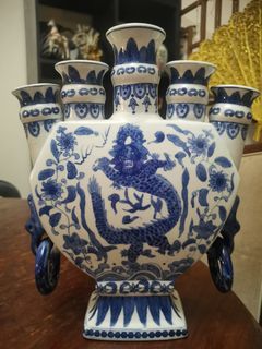 Ceramic Tulipiere vase with flaw