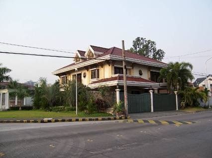 Corner House for Sale in Acropolis QC Along Greenmeadows Ave