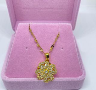 Flower pendant gold necklace with velvet box