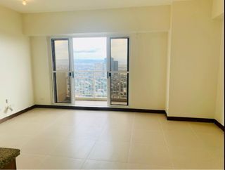 FOR RENT 3BR W/ PARKING IN FAIRLANE RESIDENCES