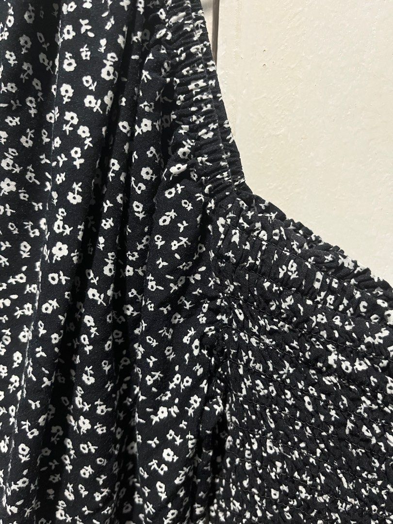 Forever 21 Black & White Puff Sleeve Top (Category: Blouses) located in Quezon City. Submitted by somedaze (Listing ID 1296353490, Image 3). Description: PLEASE READ EVERYTHING FIRST ‼️ Forever 21 Black & White Puff Sleeve Top SIZE M ON TAG Color: Black & White Flowers Garterized/smocked front and back with puffy sleeves MEASUREMENTS LAID FLAT: Width - 10 inches (Again, both front and back are smocked/garterized so this is just the starting measu