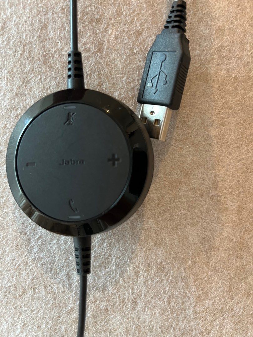 Jabra Evolve 40 Headset （分類：頭戴式/罩耳式耳機）位於 Hong Kong。 由 reneeyips 提交（商品編號 1296293572，圖片 2）。簡介： USB Plug Well-functioning 。