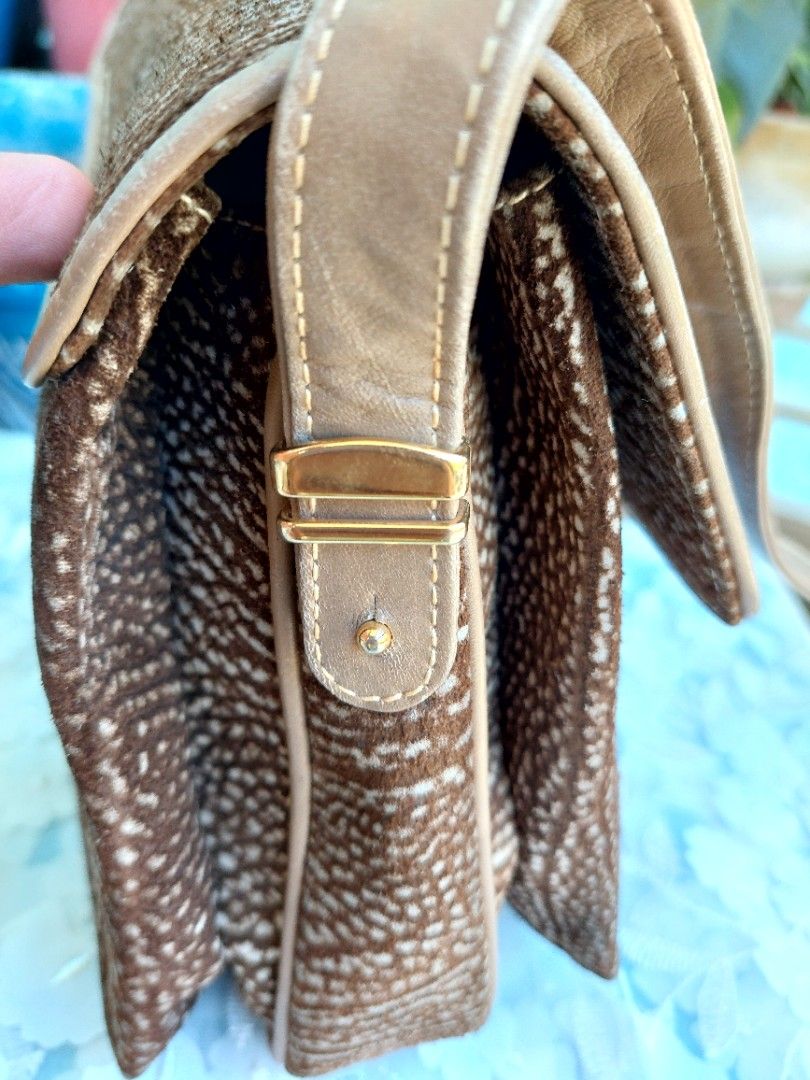 Legit kangaroo skin crossbody (Category: Luxury Bags & Wallets) located in Santa Maria. Submitted by mikavillaflor4 (Listing ID 1296363057, Image 3). Description: auth kangaroo skin silvano biagini brand made in intaly no major issue.