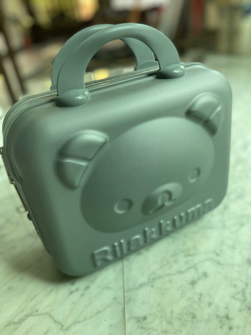 Make up case (Category: Face Care) located in Singapore. Submitted by camcam1 (Listing ID 1296362382, Image 1). Description: Perfect for make-up and toiletries or storage of any items. Comes with lock .