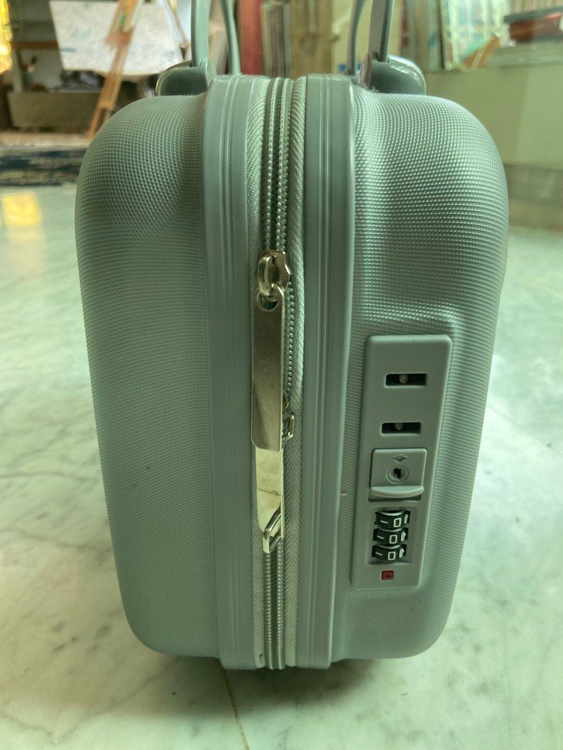 Make up case (Category: Face Care) located in Singapore. Submitted by camcam1 (Listing ID 1296362382, Image 2). Description: Perfect for make-up and toiletries or storage of any items. Comes with lock .