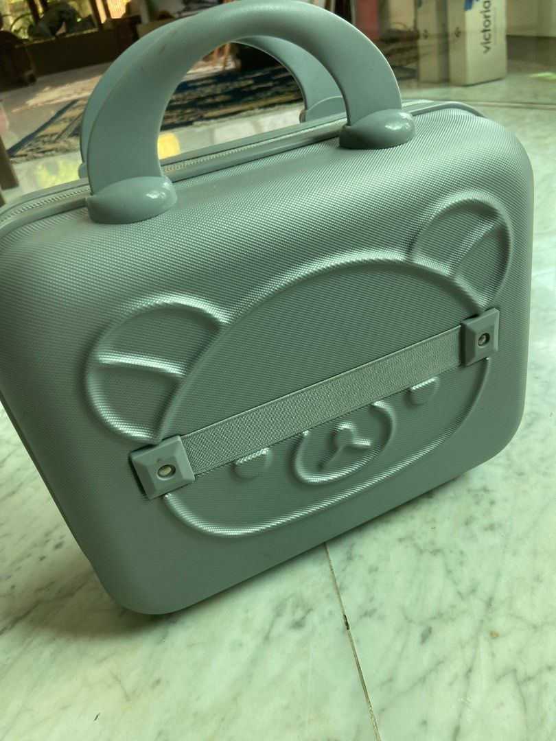 Make up case (Category: Face Care) located in Singapore. Submitted by camcam1 (Listing ID 1296362382, Image 3). Description: Perfect for make-up and toiletries or storage of any items. Comes with lock .