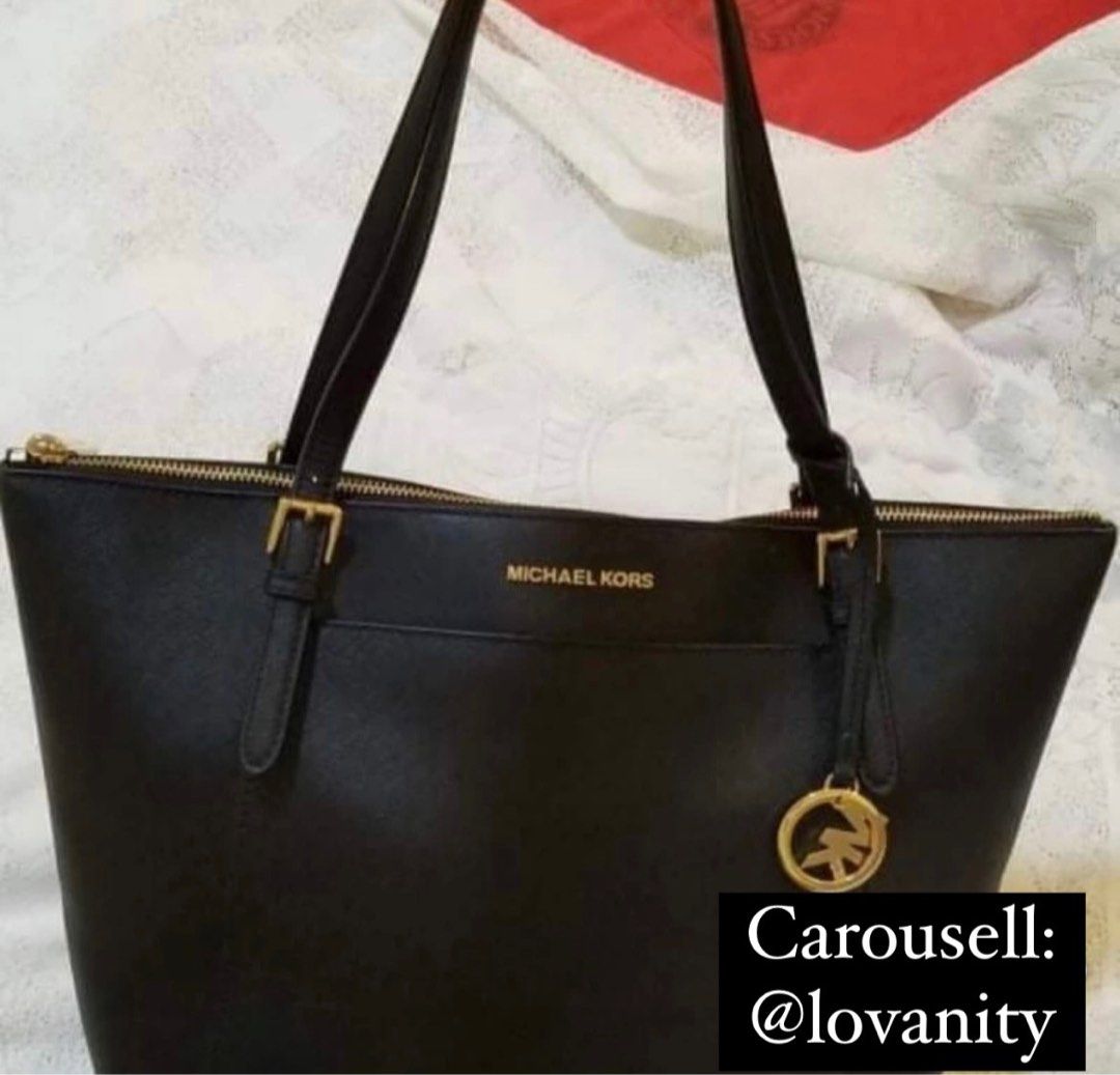 Michael Kors Tote Bag (Category: Luxury Bags & Wallets) located in Manila. Submitted by lovanity (Listing ID 1296398206, Image 2). Description: ✨Authentic Michael Kors Ciara East West Top Zip Tote✨ Good as new, well-maintained Rfs: Decluttering Price negotiable.