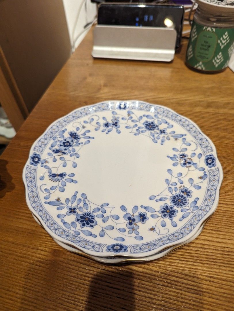 Narumi milano bread plate (Category: Coffee & Tea Tableware) located in Midsayap. Submitted by Pandabearstore (Listing ID 1296261306, Image 1). Description: 200 each 7.5 inches. Please refer to pic for gold loss.