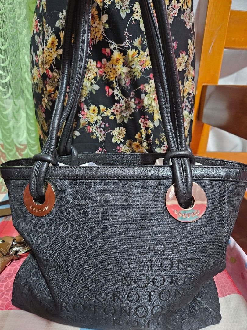 Oroton handbag sale clearance