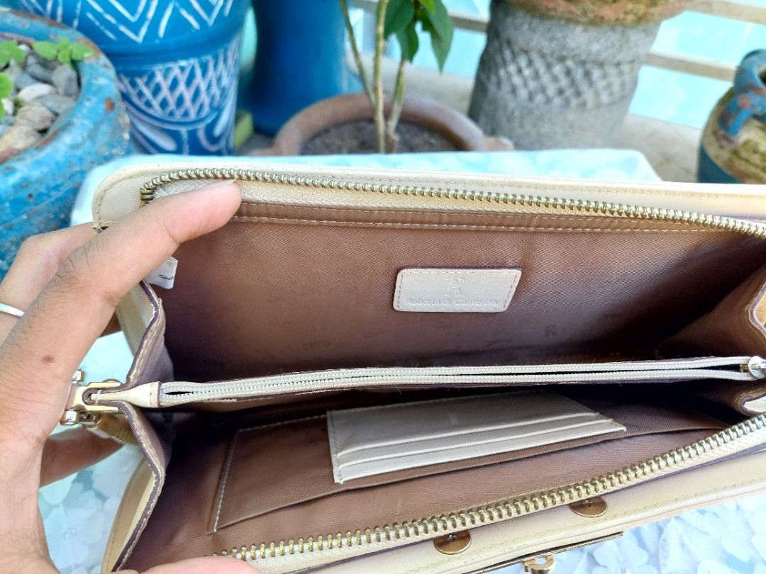 Roberta de camerino party bag (Category: Luxury Bags & Wallets) located in Santa Maria. Submitted by mikavillaflor4 (Listing ID 1296370142, Image 3). Description: party bag ukay spurce no major issue.