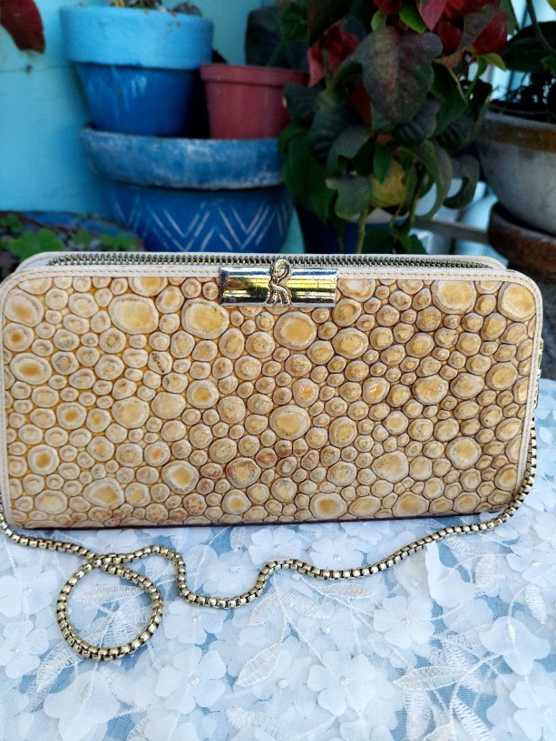 Roberta de camerino party bag (Category: Luxury Bags & Wallets) located in Santa Maria. Submitted by mikavillaflor4 (Listing ID 1296370142, Image 1). Description: party bag ukay spurce no major issue.