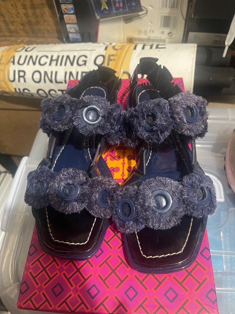 Tory burch Freya Eyelet Sandals (Category: Flats & Sandals) located in Quezon City. Submitted by itgsta (Listing ID 1296289851, Image 1). Description: Lightly used Size 5.5.