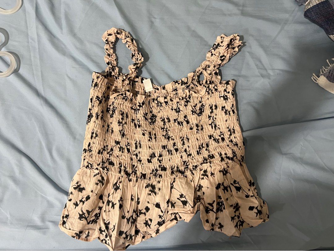 Uniqlo Sleeveless Too (Category: Blouses) located in Manila. Submitted by svphiiaaa (Listing ID 1296280750, Image 1). Description: .