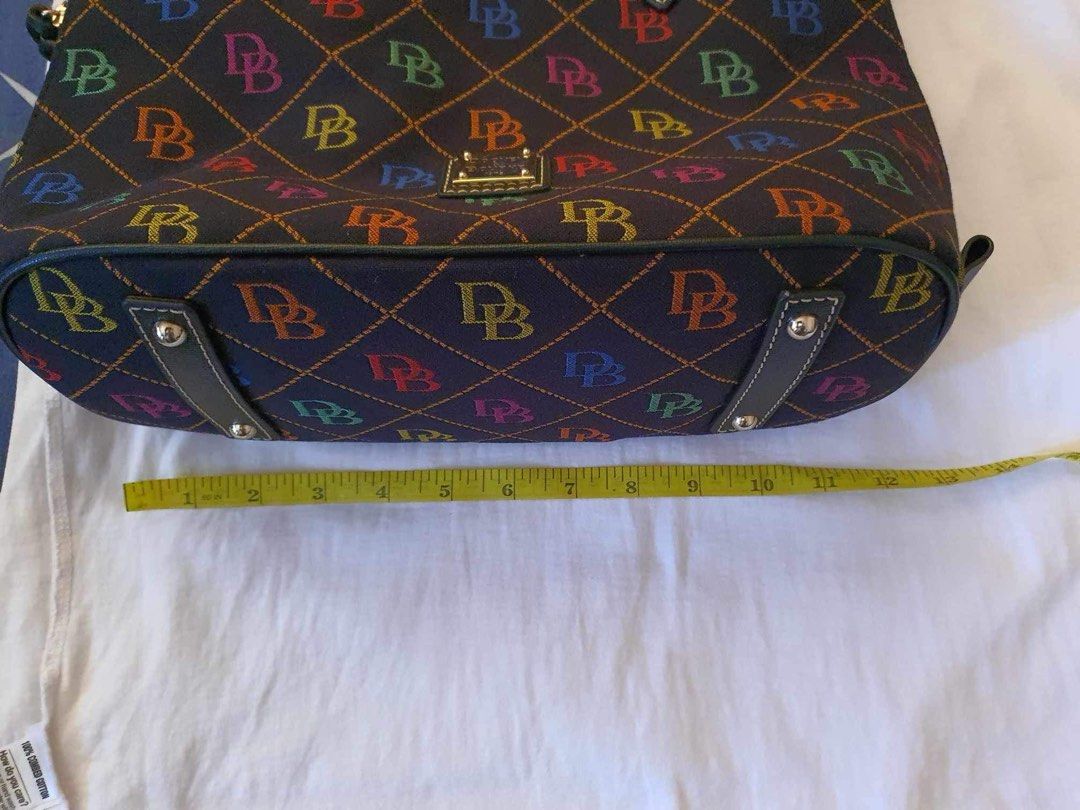 Zipzip satchel and phone wristlet (Category: Purses & Pouches) located in Quezon City. Submitted by redrhum13 (Listing ID 1296248687, Image 3). Description: Preferably selling as set but can be bought separately. Price is negotiable.