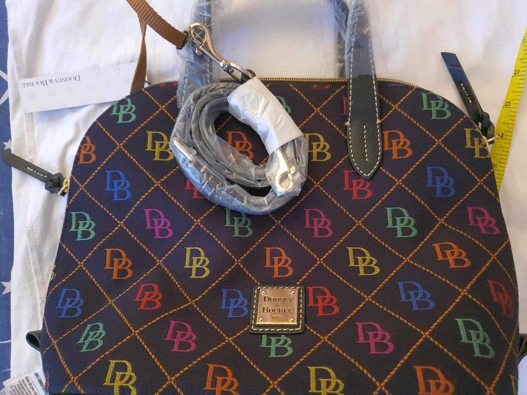 Zipzip satchel and phone wristlet (Category: Purses & Pouches) located in Quezon City. Submitted by redrhum13 (Listing ID 1296248687, Image 2). Description: Preferably selling as set but can be bought separately. Price is negotiable.