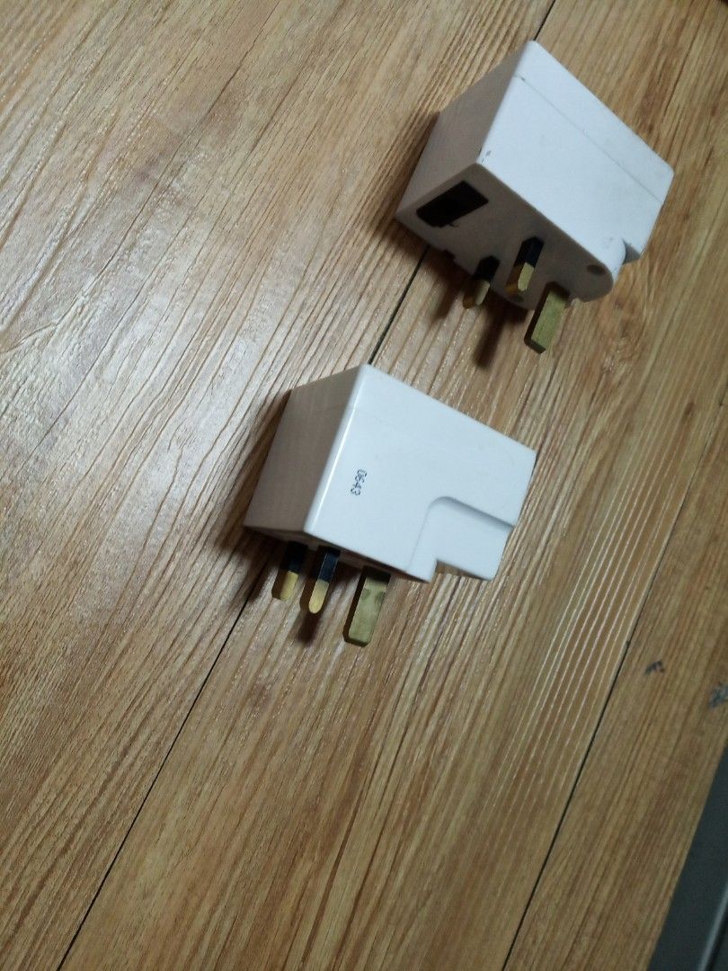 萬能插蘇 socket adaptor, plug adaptor, 轉換器 轉接器 插頭 (方腳) 2個, 家庭電器, 轉插器及插頭 ...