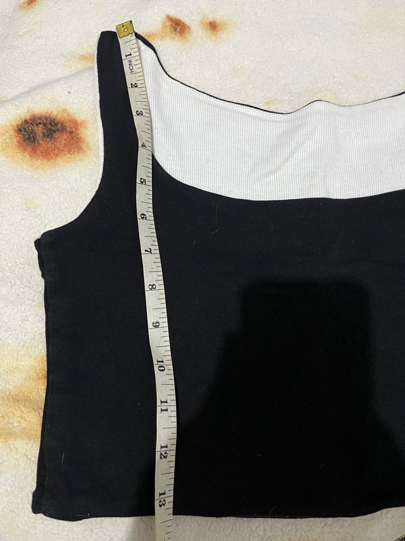 4-way crop top (black or white) (Category: Sleeveless) located in Manila. Submitted by kirobi (Listing ID 1299256093, Image 2). Description: M-semi-L Bought at hubmakelab in Escolta Can be worn in 4 ways Comfy! .