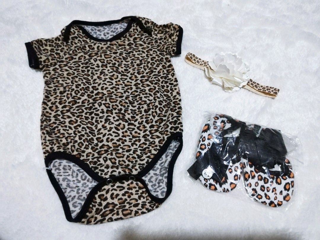 Baby Rompers +Socks +Headband 3pcs Set (Category: Babies & Kids Fashion) located in Manila. Submitted by justgc (Listing ID 1299215779, Image 2). Description: Baby Rompers +Socks +Headband 3pcs Set Baby Girl Onesie Clothes Lace Short Sleeve Newborn Infant Jumpsuits Set.