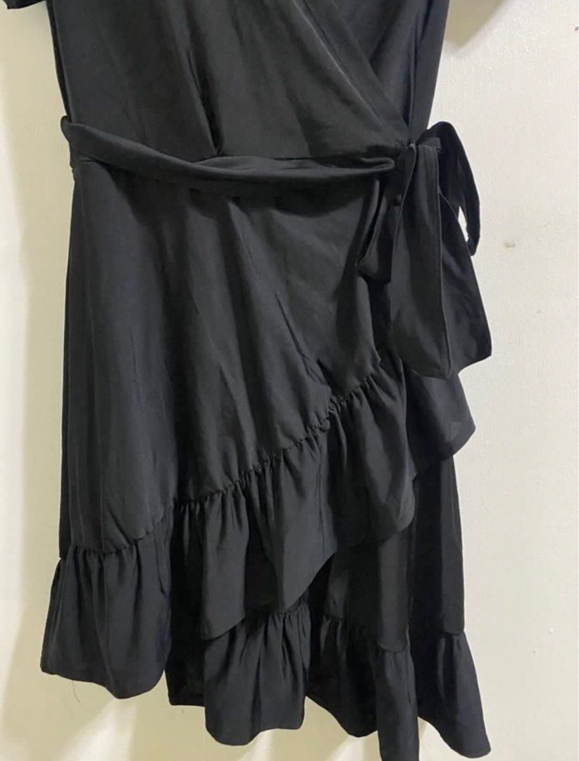 Black wrap around dress (Category: Dresses) located in Quezon City. Submitted by majmudge (Listing ID 1299268503, Image 2). Description: Never used. Thick spandex cloth - mabigat sya actually Can fit feom large to 2xl Super sretched.