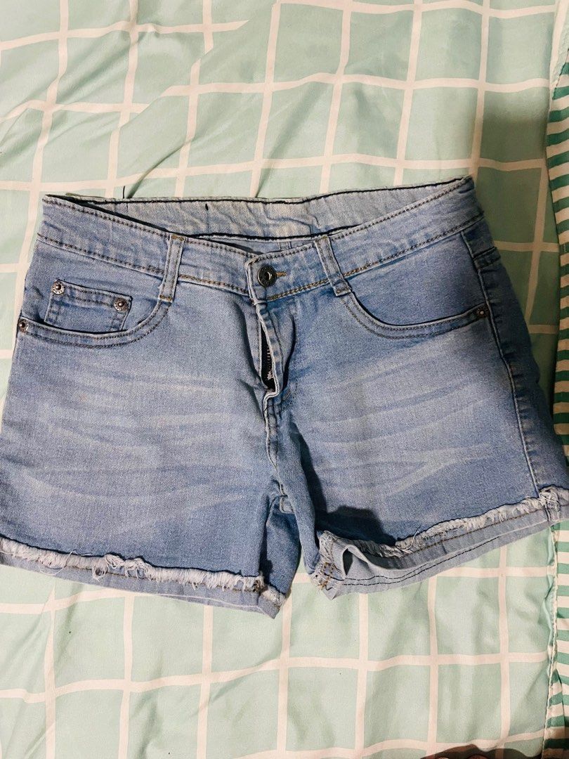 bundle 1- shorts, white top, and pomelo-like top (Category: Shorts) located in Quezon City. Submitted by declutterbaby05 (Listing ID 1299260300, Image 1). Description: bundle na po ito. all are in good condition. walang sira or any mantsa. some items are branded pero di ko na po ilalagay dito. still negotiable pag madami inorder. may kasamang freebies pa. rfs: need to declutter size: s/m.
