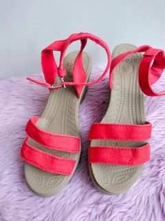 Crocs Women's Leigh Sandal Ankle Strap Wedge Heel Red Canvas Suede Shoe