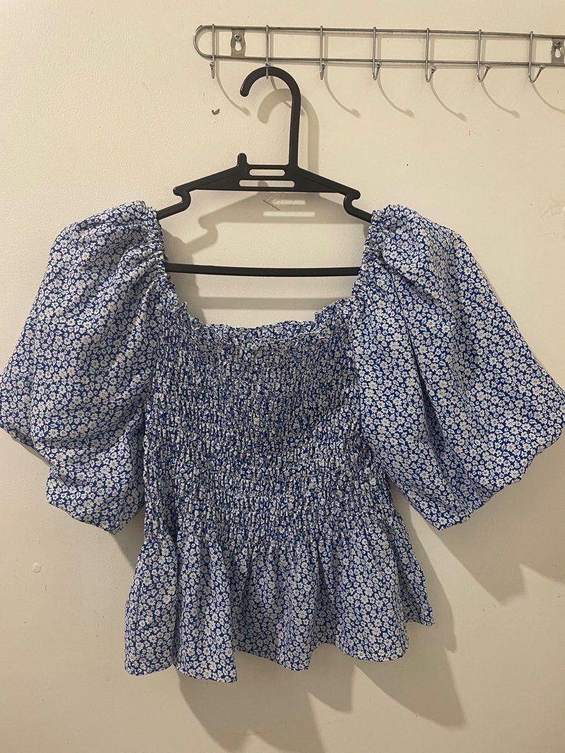 Floral Puff Sleeves (Category: Blouses) located in Pilar. Submitted by lucythrifts (Listing ID 1299119828, Image 1). Description: Very nice lakas maka pretty puff sleeve Best fit medium.
