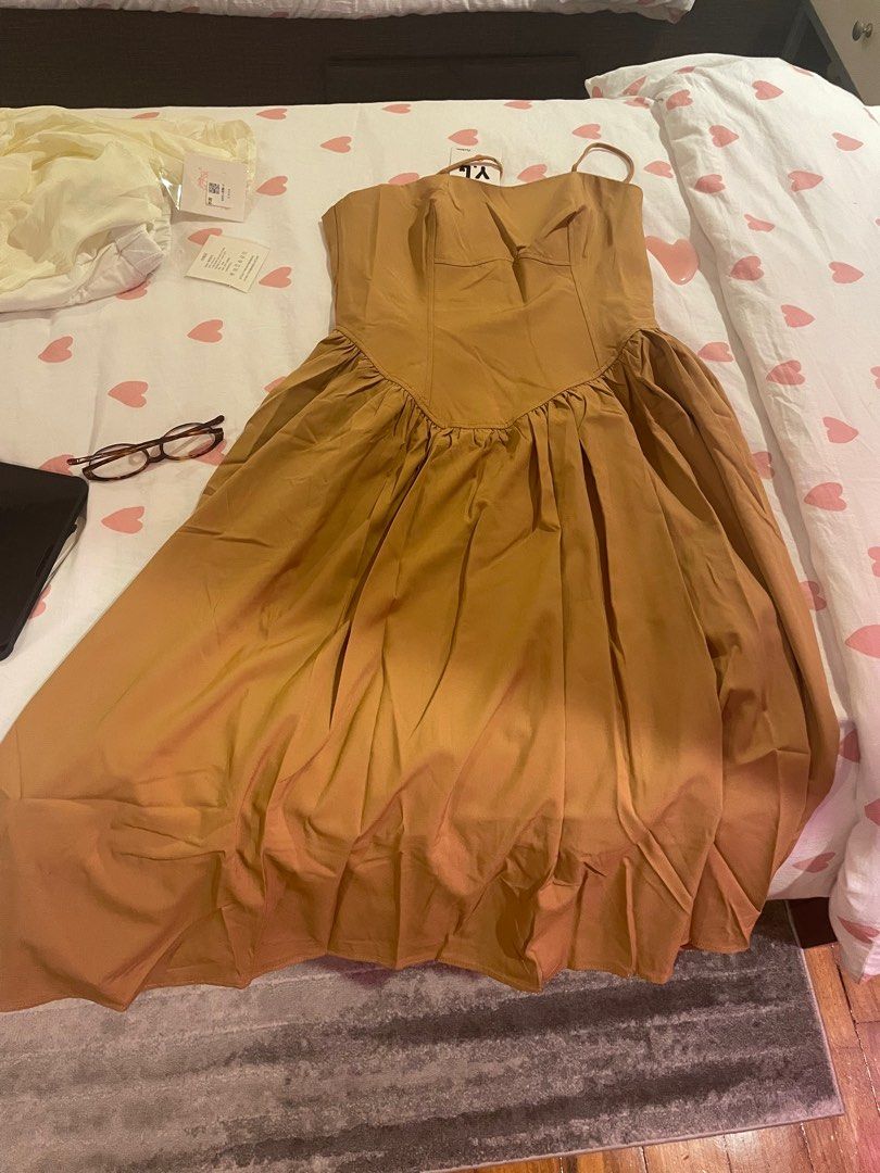 khaki long dress (Category: Dresses) located in Quezon City. Submitted by gojojojo (Listing ID 1299218983, Image 3). Description: - haven’t worn it yet - SIZE M - got this for 1.3k selling it for 1k nlng thats lp already!.