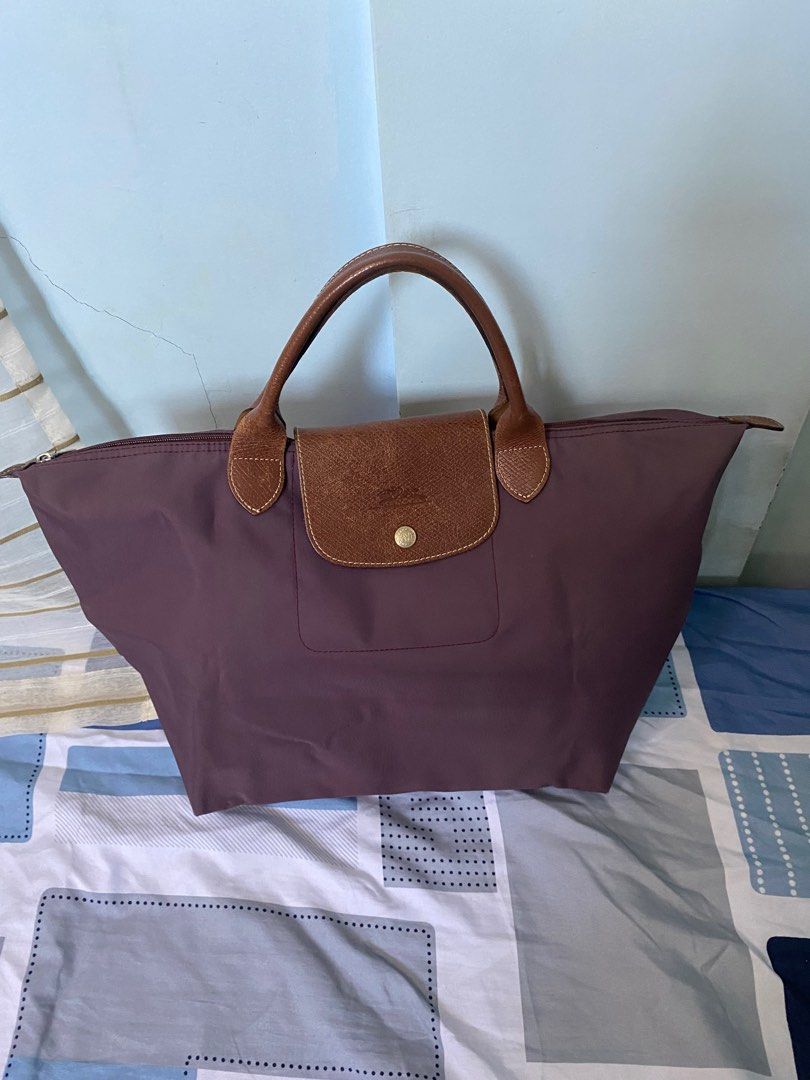 Long Champ Le Pliage Medium Short handle (Category: Luxury Bags & Wallets) located in Imus. Submitted by prelovedbylmmnlng (Listing ID 1299129780, Image 3). Description: .