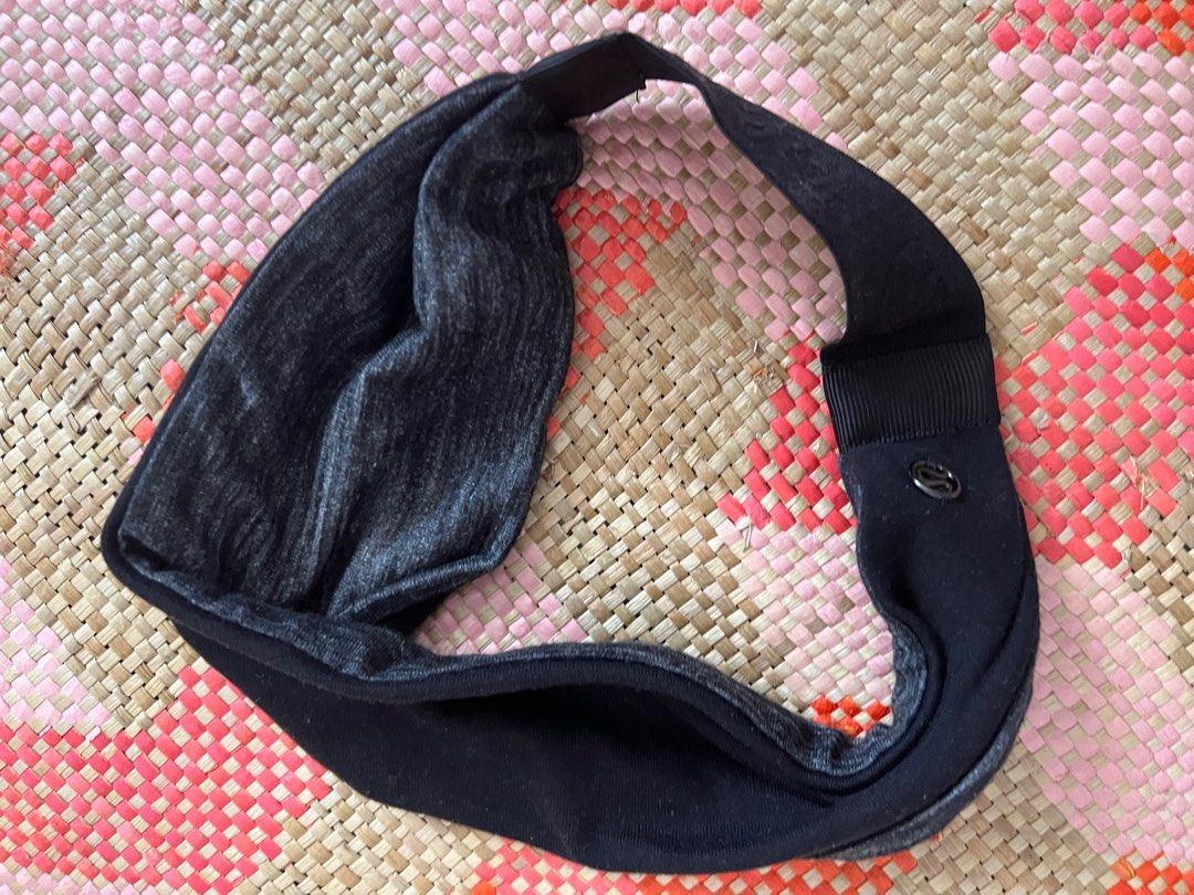 Lululemon Headband (Reversible) (Category: Activewear) located in Taguig. Submitted by bodegawn (Listing ID 1299155155, Image 1). Description: Gray and black, reversible. Garter intact. Like. New.