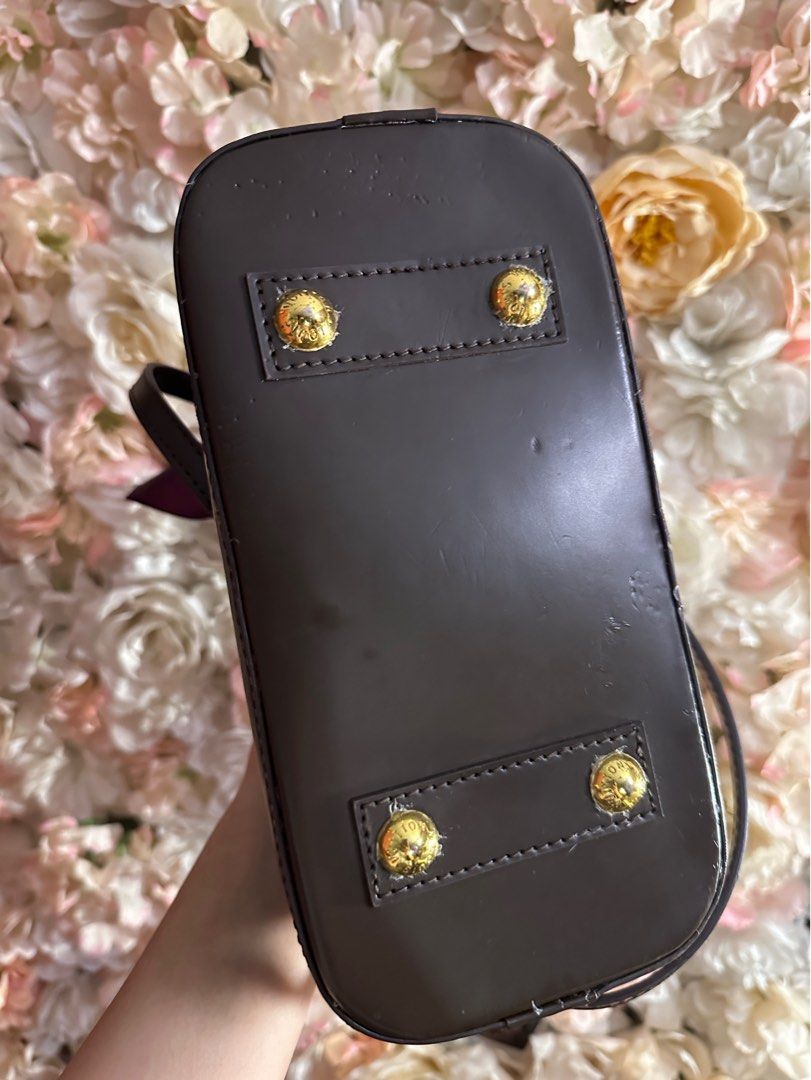 Lv alma (Category: Luxury Bags & Wallets) located in Manila. Submitted by mokeybizz (Listing ID 1299188713, Image 3). Description: Scratches on edges Seldom use, nkadisplay lang tlaga sa closet. May mga gasgas but not really obvious super ganda pa. Genuine leather Need to space decluttering.