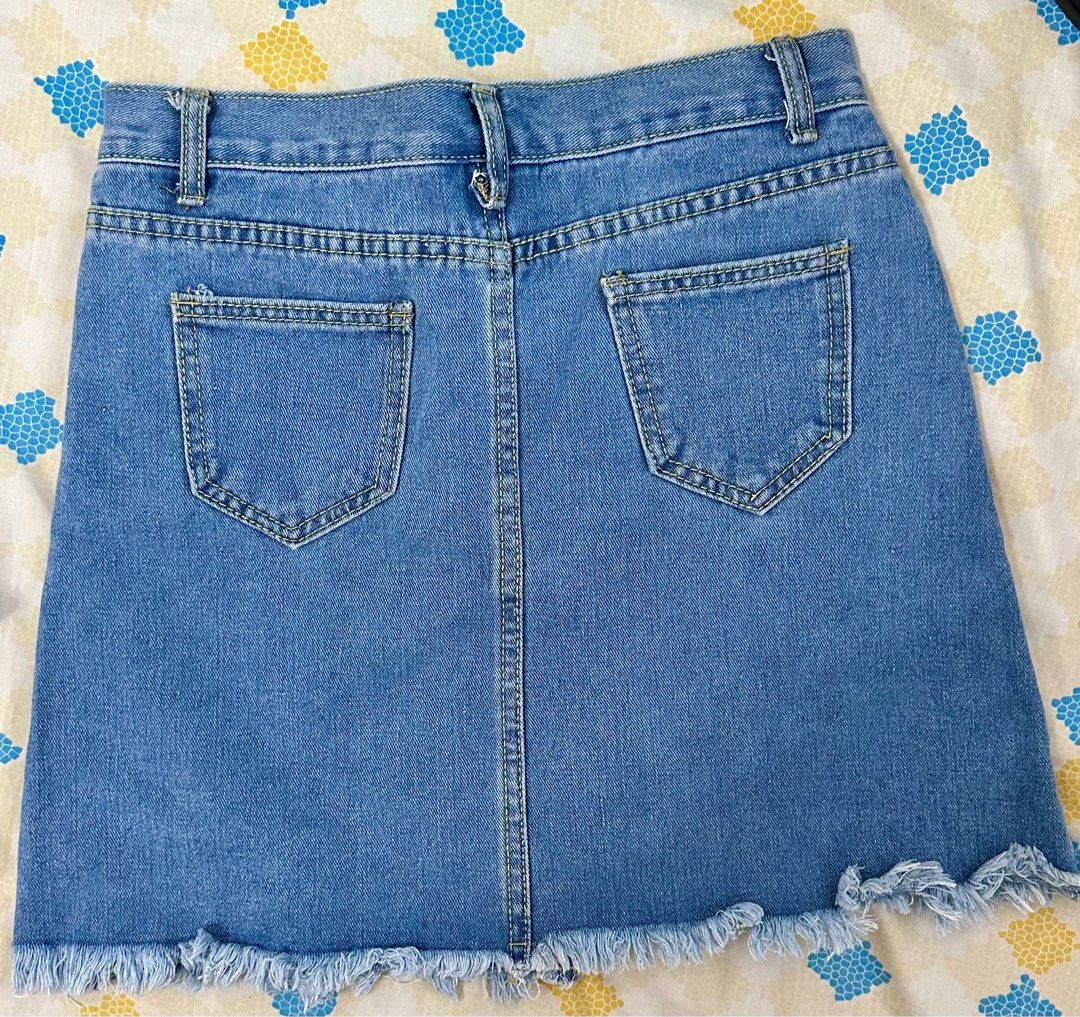 Maong Skirt (Category: Skirts) located in Quezon City. Submitted by trishystuff (Listing ID 1299157326, Image 2). Description: Size 26-27 Non stretch.