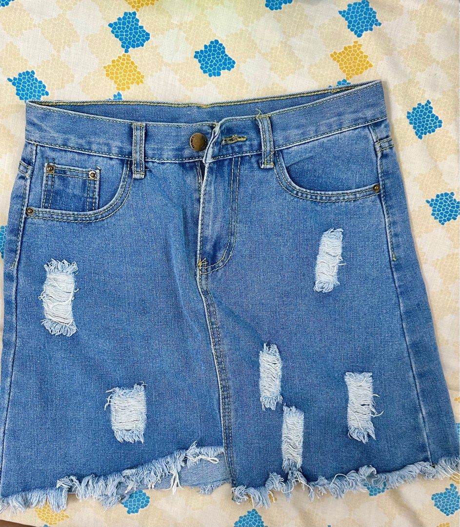 Maong Skirt (Category: Skirts) located in Quezon City. Submitted by trishystuff (Listing ID 1299157326, Image 1). Description: Size 26-27 Non stretch.