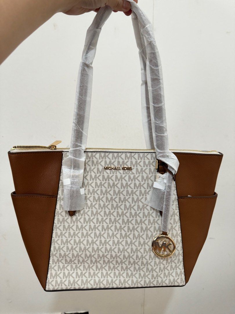 Michael Kors Bag (Category: Luxury Bags & Wallets) located in Manila. Submitted by jbrocloset (Listing ID 1299173430, Image 2). Description: .