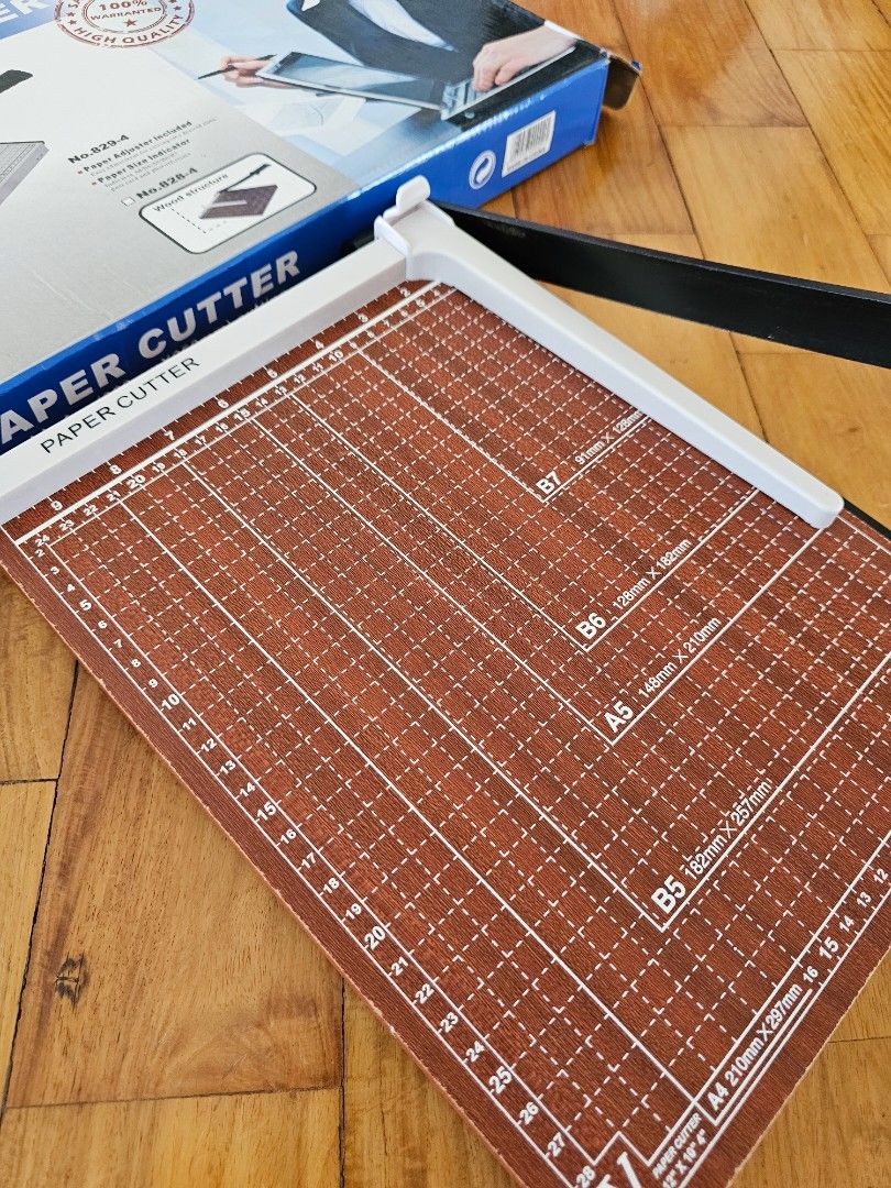 Paper cutter (Category: Craft Supplies & Tools) located in Paranaque City. Submitted by skyelinemanila (Listing ID 1299123140, Image 3). Description: paper cutter used twice only works well has a flaw: see last pic. a crack on that part but can still function properly sf shouldered by buyer.
