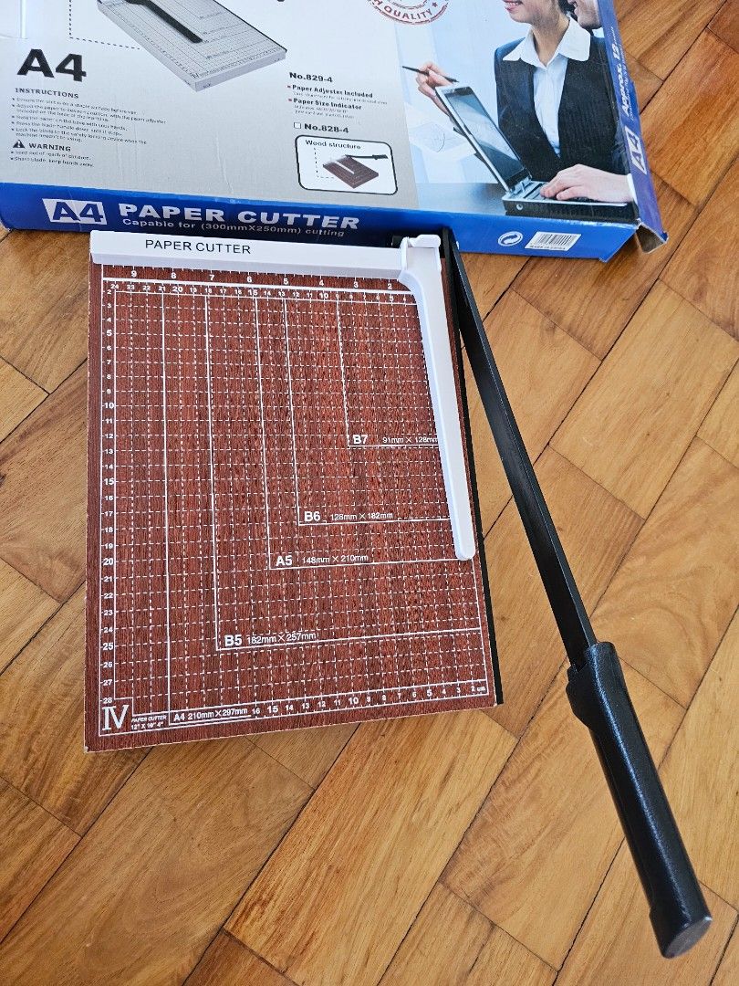 Paper cutter (Category: Craft Supplies & Tools) located in Paranaque City. Submitted by skyelinemanila (Listing ID 1299123140, Image 2). Description: paper cutter used twice only works well has a flaw: see last pic. a crack on that part but can still function properly sf shouldered by buyer.