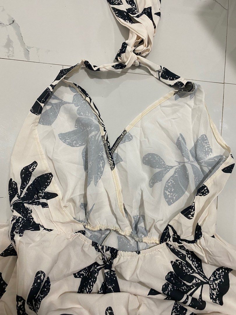 Summer halter wide leg jumpsuit (Category: Jumpsuits) located in Quezon City. Submitted by majmudge (Listing ID 1299268934, Image 2). Description: Wide leg, mahaba para sa matangkad Backless Normal chest 32” - 48” if stretched Length 55” pwede paputulan Leg width 22”.