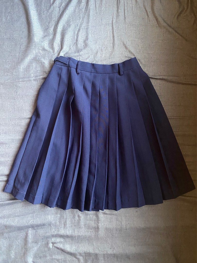 Thrifted Pleated Midi Skirt (Category: Skirts) located in Mandaluyong City. Submitted by katsulist (Listing ID 1299171900, Image 2). Description: Preppy I skirt 💘 ☑️ Fits XS-Semi-S ☑️ Japanese-inspired uniform-style skirt Delivery shouldered by buyer MOP: BPI or GCash 💬 DM for inquiries.