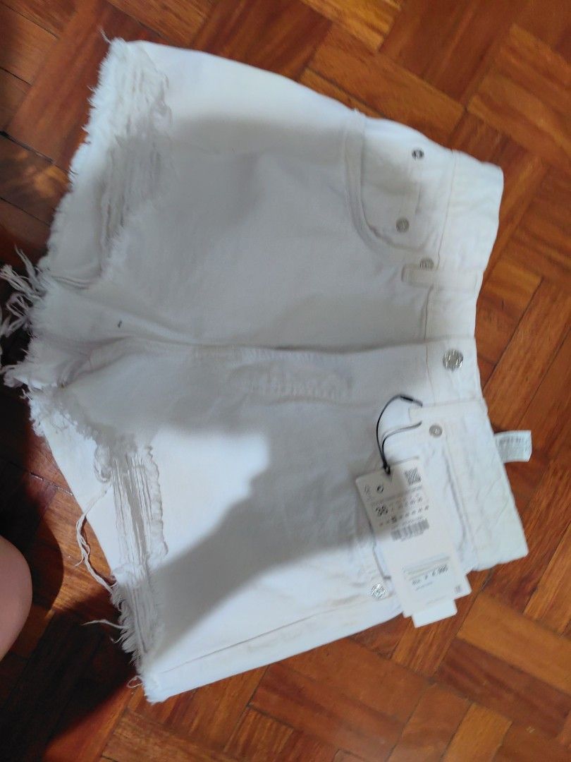 Zara high rise (Category: Shorts) located in Quezon City. Submitted by finds_stuff (Listing ID 1299154439, Image 1). Description: *with issue. Pls check last slide.