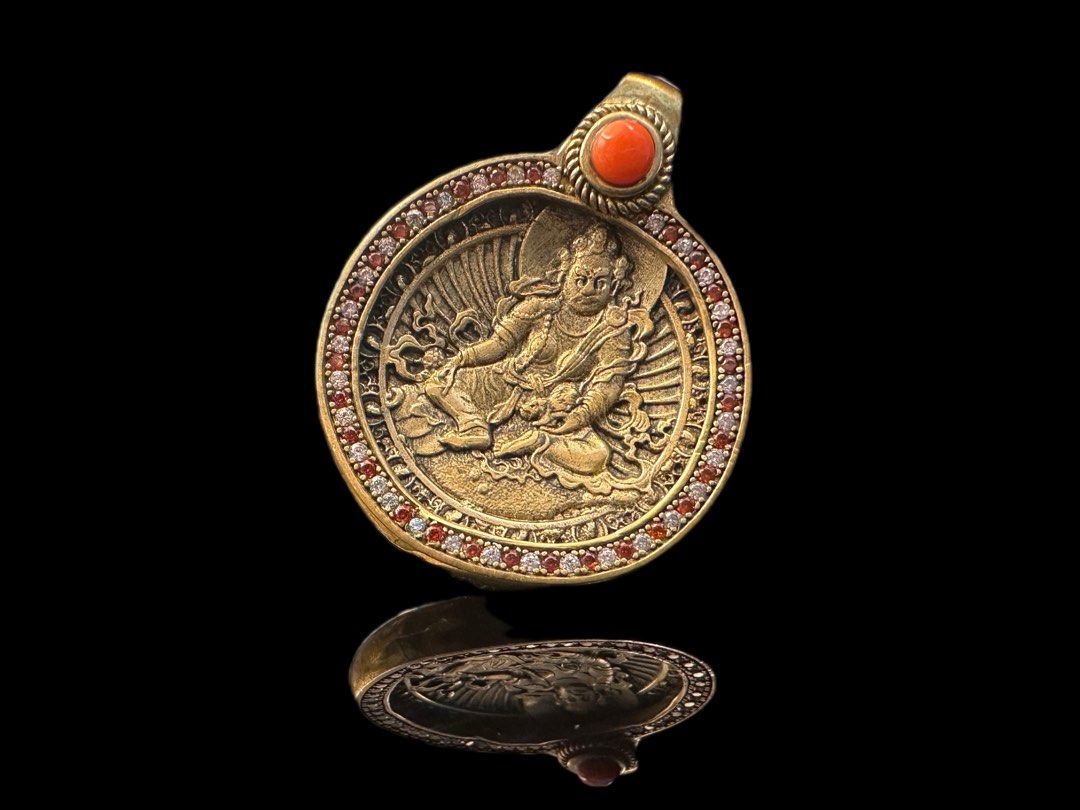 佛牌黄财神藏巴拉镶嵌珊瑚、钻石及石榴石, 原为寺出喇嘛随身佩戴，铜质