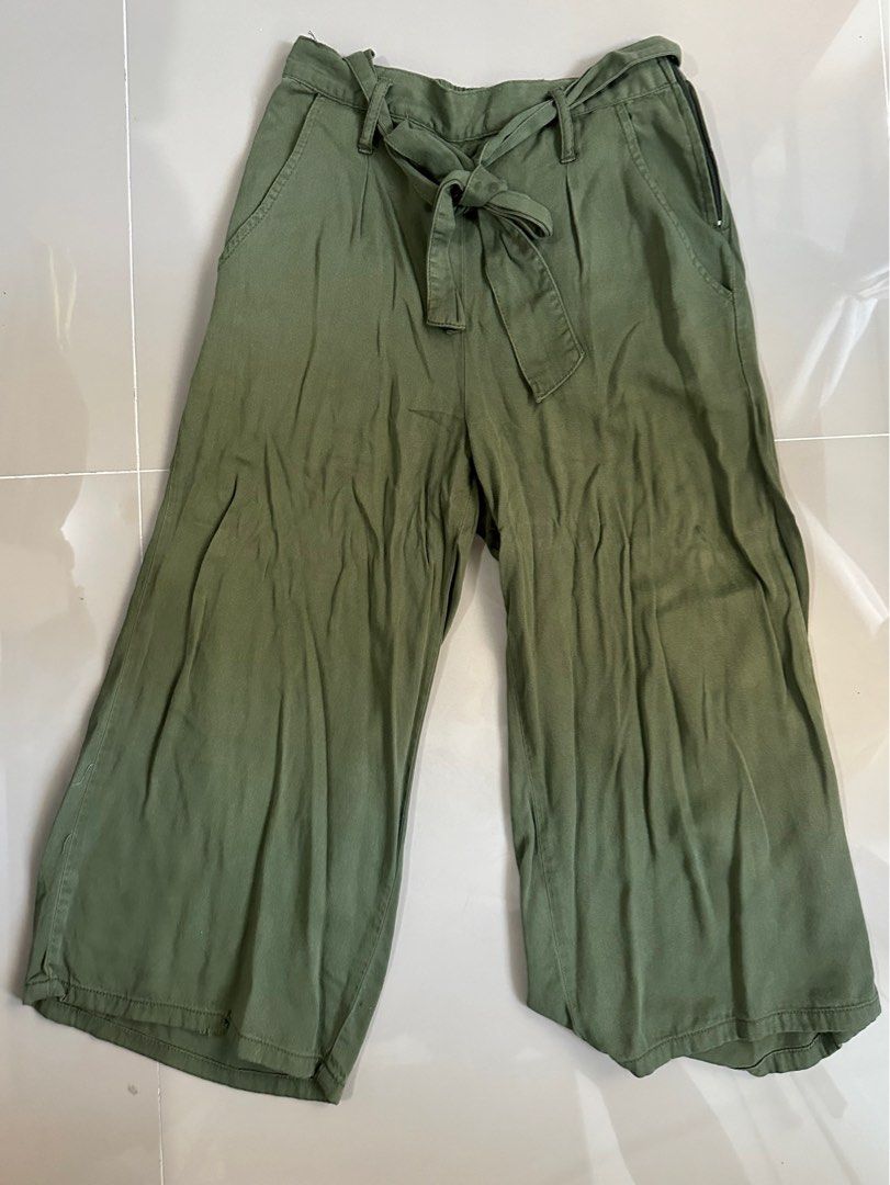 Army green trousers pants (Category: Jeans) located in Quezon City. Submitted by talamnl (Listing ID 1299446048, Image 2). Description: Really nice in actual but it never really fit me Nakastore lang sa cabinet for a long time Selling low. Need to dispatch a lot since i’m decluttering 😅.