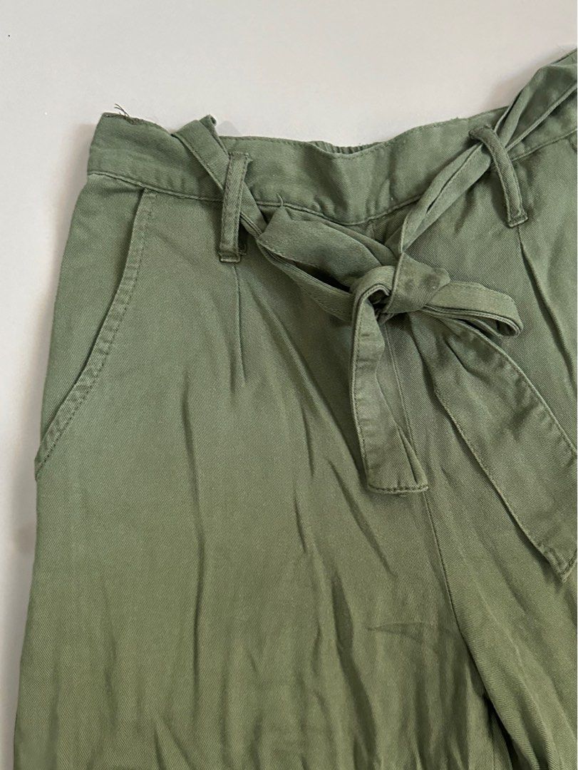 Army green trousers pants (Category: Jeans) located in Quezon City. Submitted by talamnl (Listing ID 1299446048, Image 1). Description: Really nice in actual but it never really fit me Nakastore lang sa cabinet for a long time Selling low. Need to dispatch a lot since i’m decluttering 😅.