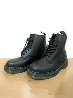 AUTHENTIC Dr. Marten's 1460 Slip Resistant Leather Lace Up Boots - 8-Eye - US Men 6 / Women 7 - UK 5 - EU 38