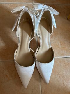 Bridal shoes with bow detail