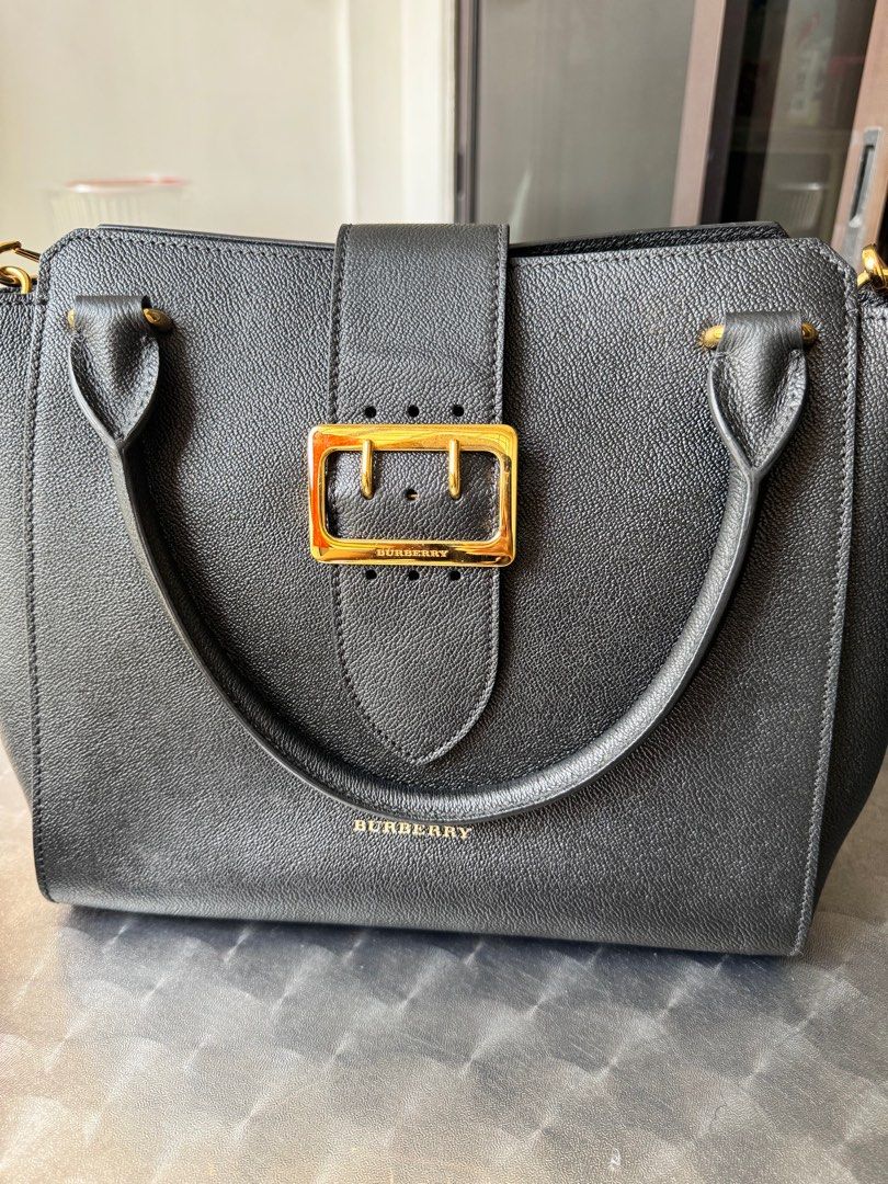 Burberry soft grain medium buckle tote top