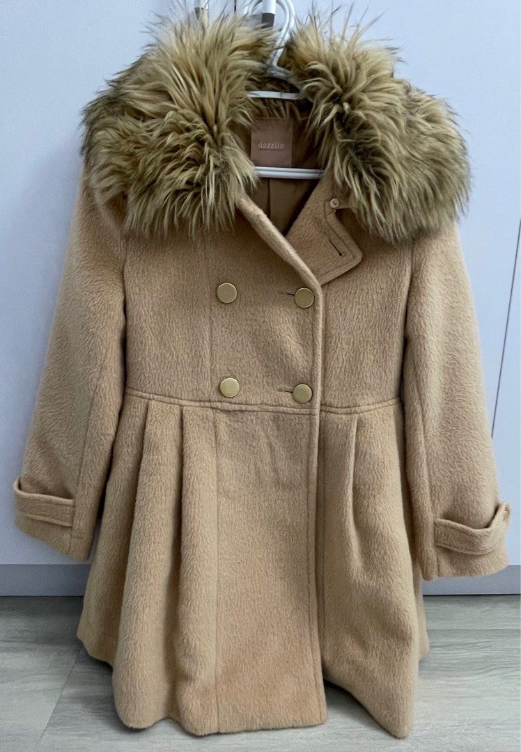 Coat with detachable fur (Category: Coats, Jackets and Outerwear) located in Jaen. Submitted by cutecottons09 (Listing ID 1299386383, Image 1). Description: Small - semi medium Selling low Bought in Japan No flaws Stylish and cute.